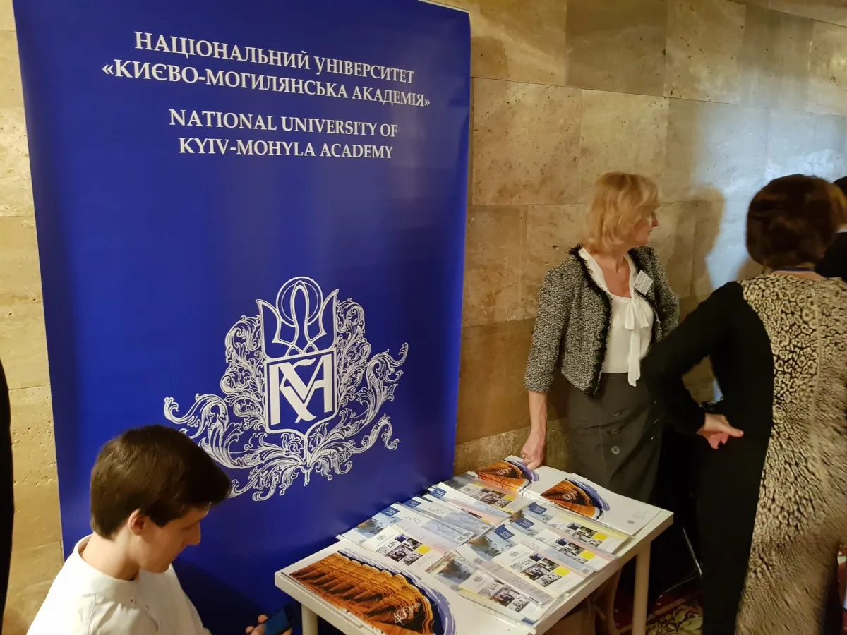 Стенд Києво-Могилянської академії з представницею університету на форумі