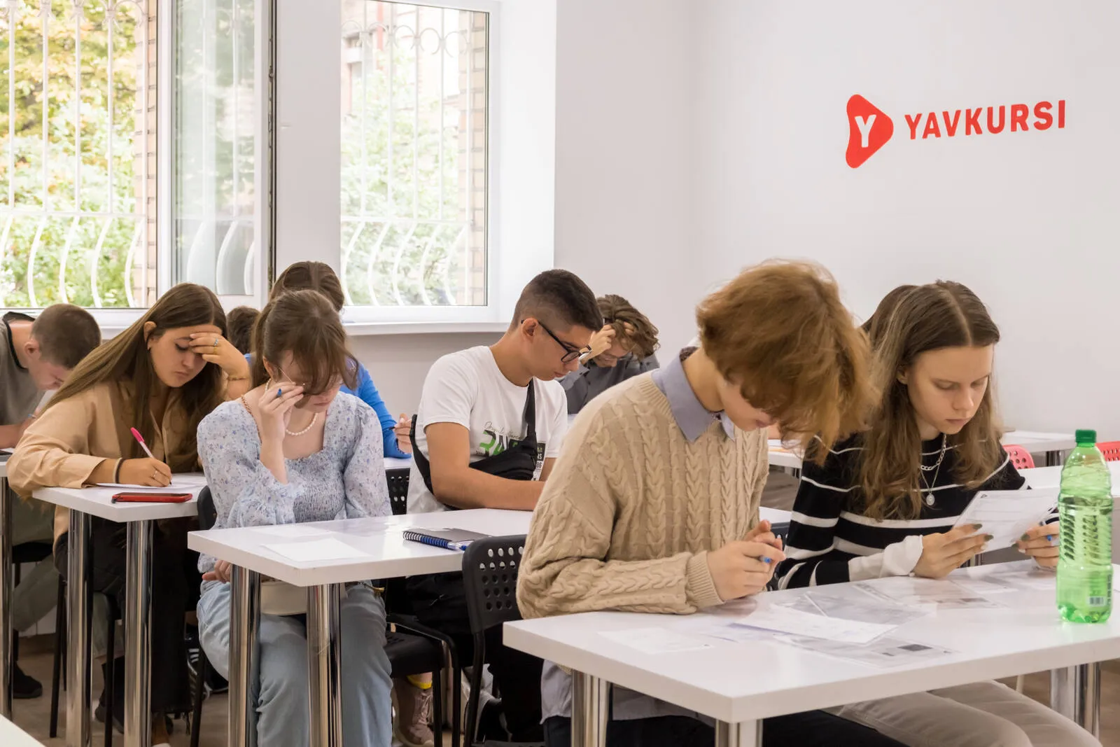 Повна аудиторія учнів пише тренувальний тест у центрі ЯвКурсі